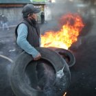 Algunos manifestantes querían pinchar los neumáticos de las furgonetas que trasladaban a los 'vecis' que se dirigían a sus destinos.