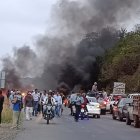 Con banderas , carteles, machetes en mano, quema de llantas, los manifestantes se han sumado a la movilización nacional.