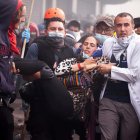 Laura Carrión se desmayó luego de recibir el impacto de un proyectil en  el cráneo.