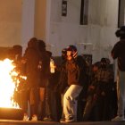 En el quinto día de manifestaciones un grupo de jóvenes violentos se enfrentaron a miembros de la Policía Nacional.