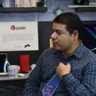 Llorando, Tomás Obando sostiene el último regalo que su hijo le dio por el Día del Padre. Una corbata de fomi con la leyenda Súper Papá.