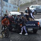 Los manifestantes pinchaban las llantas de las personas que llevaban gente a sus destinos.