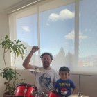 Diego Miño le enseñó a Tomás a leer partituras antes de que fuera al kínder.