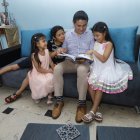 A sus cinco hijos les ha leído un cuento todas las noches.