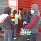 Los tenderos están vendiendo por las ventanas en Ambato.