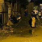 Un adolescente fue alcanzado por las balas y quedó sobre un montículo de piedras.