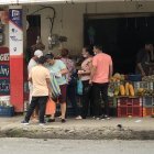 Hay largas filas para comparar los alimentos.