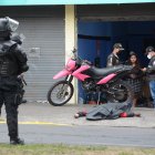 A don José debieron ayudarlo a salir del negocio. El crimen lo dejó devastado. Casi no podía caminar.