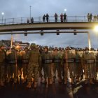 Un grupo de militares pretendió pasar a Machachi, pero los protestantes no les permitieron. Algunos vías del sur fueron cercada.