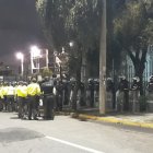 Custodia policial en la Casa de la Cultura.
