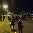 Desde la tarde este domingo la carretera está cerrada. habitantes de este sector quemaron llantas y bloquear la vía con montañas de tierra.