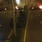 Este es el momento que se captó a través de una cámara de celular.