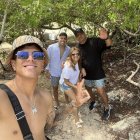 Piero Hincapié disfruta con su familia en la entrada a la playita de la estación Charles Darwin, en la Isla Santa Cruz, en Galápagos.