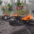 Las personas que viajaban en buses interprovinciales tuvieron que hacer transbordo para llegar a sus destinos.