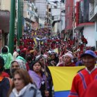 Los protestantes llevan consigo lanzas con puntas, látigos, escudos elaborados de manera artesanal.