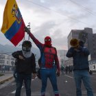Spider-Man cambió la telaraña por la bandera tricolor para liderar las protestas en la capital.