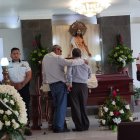 En la funeraria Santa Marianita velaron a Samuel Mendoza y dos de sus compañeros escoltaban el ataúd.