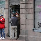 Patricio Sosa (con mascarilla blanca) dice que el paro causa estragos en la zona. Hay destrucción.