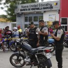 Dos menores heridos y un adulto fueron víctimas de bala por un sujeto en una moto, a la entrada de la unidad educativa ubicada en Monte Sinaí.