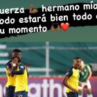 Jugadores como Ángelo Preciado (i) y Carlos Gruezo le enviaron ánimos al zaguero ecuatoriano Robert Arboleda.