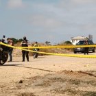 La policía revisó el sitio donde atacaron a la señora que vendía bollos.