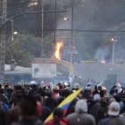 Las batallas dejaron vehículos policiales incinerados. La bronca duró unos tres horas.