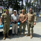 Día de entrenamientos: Cabo Eduardo Moreno, el Dr. Roberto Gilbert (directivo), el capitán  Eduardo Mindiola y el sargento Francisco Echeverría, de la Armada Nacional.
