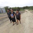 La mamá, una hermana y una tía de 
la adolescente asesinada recorren el sector donde han habitado toda su vida.
