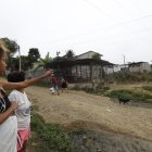 Moradores mostraban el sitio en el que Leonardo Mera fue asesinado a tiros la noche del sábado 25 de junio.