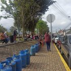 En la ciudadela España, en Ambato, personas madrugaron para conseguir un gas.