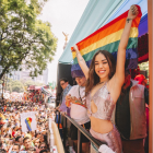 Danna Paola, desde el carro decorativo de Tik Tok, estuvo presente en la Marcha del Orgullo LGBT+ que se llevó a cabo ayer en la Ciudad de México.