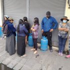 Muchas personas están cocinando con leña, en vista de que no hay gas.