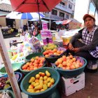María trabaja hasta el mediodía y luego se une a las protestas en el  centro-norte de Quito.