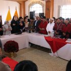 Dirigentes indígenas oraron antes de iniciar la conversación con los representantes del Gobierno.