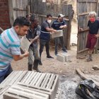 Como hormigas ‘camellando’ pasaban uno a uno los bloques donados.