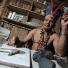 El chamán Reinaldo Chango y su medicina alternativa con el vaso de agua.