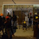 Unos 200 manifestantes esperan resultados afuera del lugar donde se desarrolla el diálogo