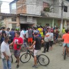 Los balearon mientras conversaban.