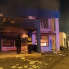 Prenden fuego a dos UPC en Quito mientras se votaba por la destitución de Lasso