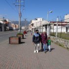 William Bueno, María Landy y su hijo caminaron desde Gualaceo hasta Cuenca en busca de atención médica.