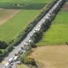 En un video grabado desde un helicóptero se observó la larga fila de vehículos atrapados.