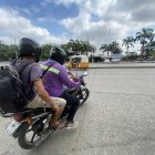 Debido al cierre de un carril de la vía de acceso al mercado de Montebello, los motorizados recogen a sus pasajeros más lejos de lo usual.