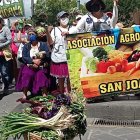 Pequeñas agricultoras cercanos a Cuenca se sienten afectados por cierres viale