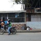 Familiares y amigos de Kevin Peñafiel esperan la autopsia para confirmar si era la víctima.