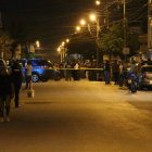 El ingreso del conjunto habitacional permanece cercado mientras se recaban los indicios.