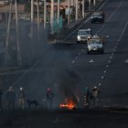 Los manifestantes estuvieron desde la noche de ayer quemando llantas y colocando escombros.