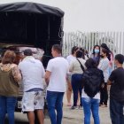 En el exterior de la morgue, familiares esperaban por los cuerpos.