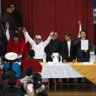 Tras la firma del acuerdo de paz, los dirigentes indígenas y el ministro de Gobierno.