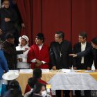 El monseñor Luis Cabrera (segundo desde la derecha) también estuvo en los diálogos del paro de octubre de 2019.