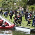 Fue necesario un bote para sacar el cuerpo del agua.